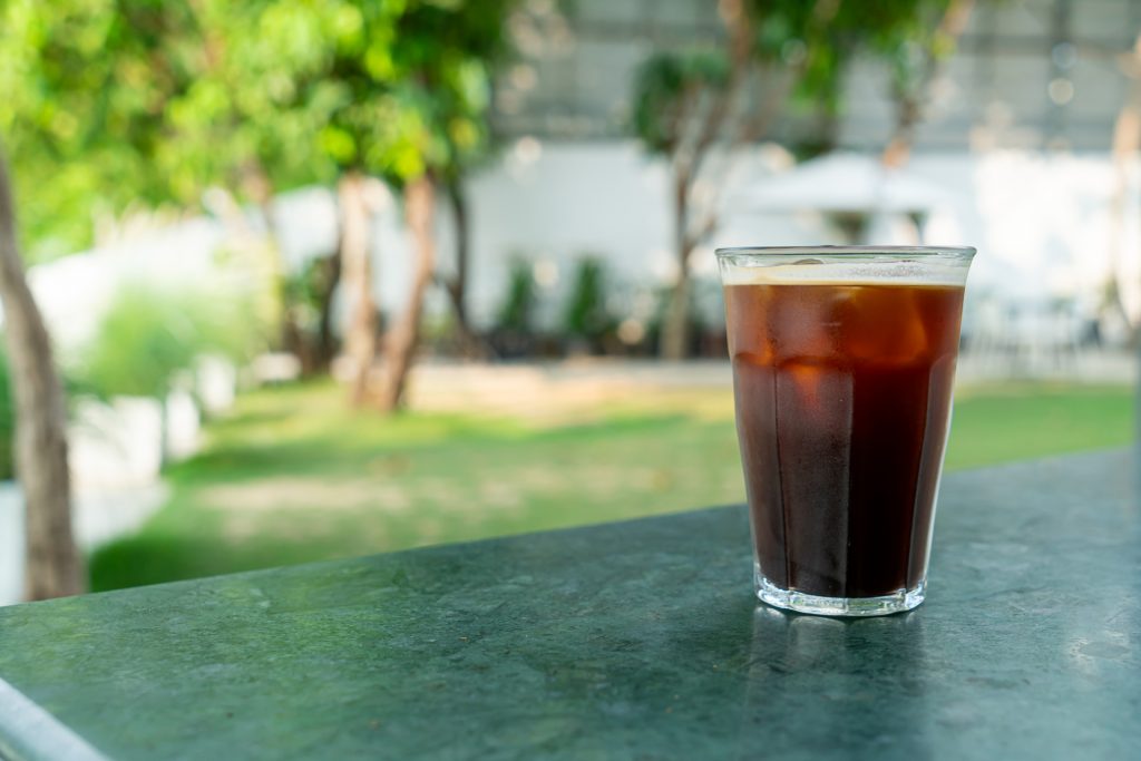 amerikanischer Eiskaffee Glas auf dem Tisch